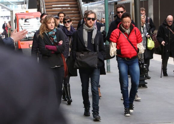 Anne Hathaway et son mari Adam Shulman arrivent à Paris, Gare du Nord, le 6 février 2013.