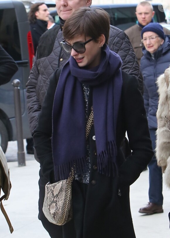 Anne Hathaway est arrivée à Paris, Gare du Nord, le 6 février 2013.