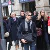 Anne Hathaway et Eddie Redmayne, juste derrière Adam Schulman arrivent à Paris, Gare du Nord, le 6 février 2013.