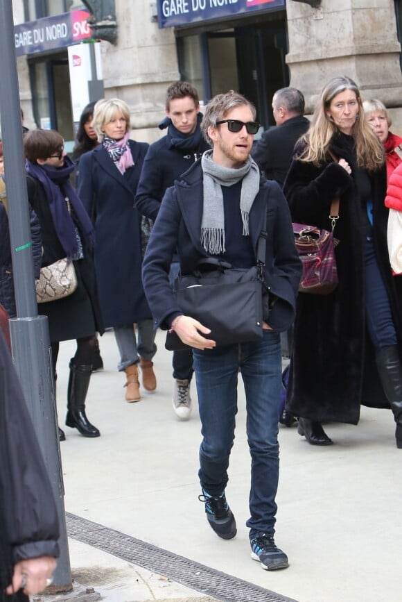 Anne Hathaway et Eddie Redmayne, juste derrière Adam Schulman arrivent à Paris, Gare du Nord, le 6 février 2013.