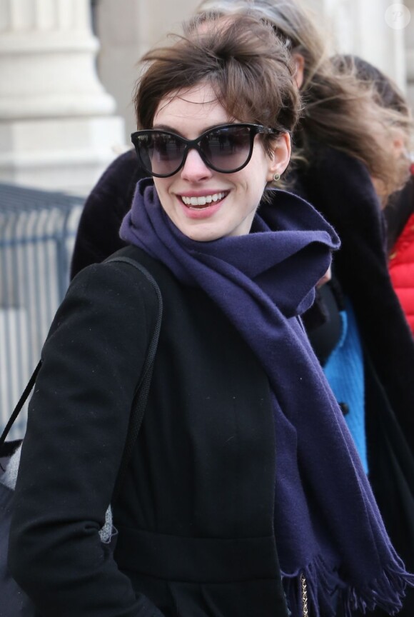 Anne Hathaway arrive à Paris par l'Eurostar, le 6 fevrier 2013.