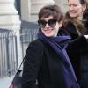 Anne Hathaway tout sourire lors de son arrivée à Paris, Gare du Nord, le 6 février 2013.