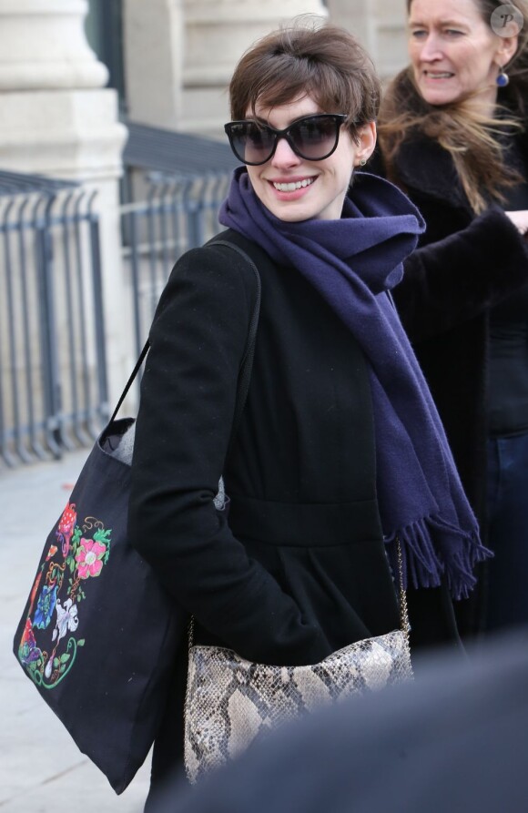 Anne Hathaway tout sourire lors de son arrivée à Paris, Gare du Nord, le 6 février 2013.