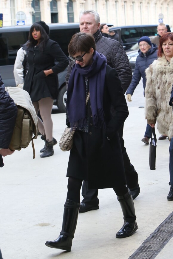 Anne Hathaway arrive à Paris, Gare du Nord, le 6 février 2013.