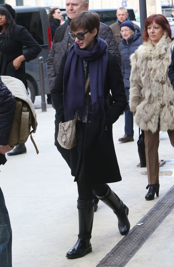 Anne Hathaway à la descente de l'Eurostar, Paris, le 6 février 2013.