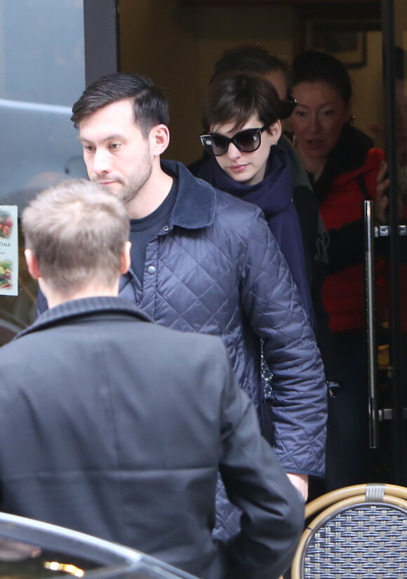 Anne Hathaway et son mari Adam Shulman lors de leur déjeuner au restaurant Le potager du Marais à Paris, le 6 février 2013.