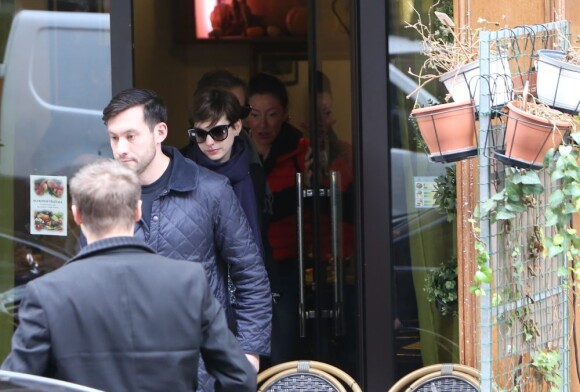 Anne Hathaway est allée déjeuner au restaurant Le potager du Marais après son arrivée à Paris, le 6 février 2013.