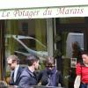 Anne Hathaway et son mari Adam Shulman sont allés déjeuner au restaurant Le potager du Marais avant de rentrer à leur hôtel, le 6 février 2013.