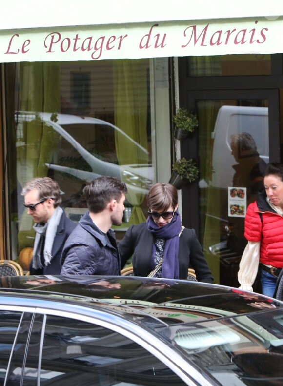 Anne Hathaway et son mari Adam Shulman sont allés déjeuner au restaurant Le potager du Marais avant de rentrer à leur hôtel, le 6 février 2013.