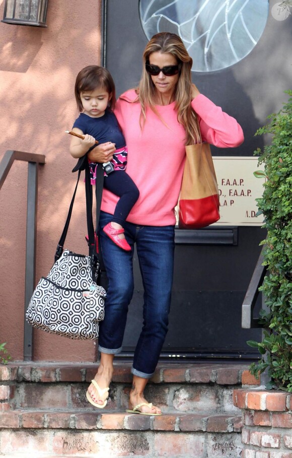 Denise Richards emmène sa fille adoptive Eloise chez le docteur. Photo prise à Santa Monica, le 6 février 2013.