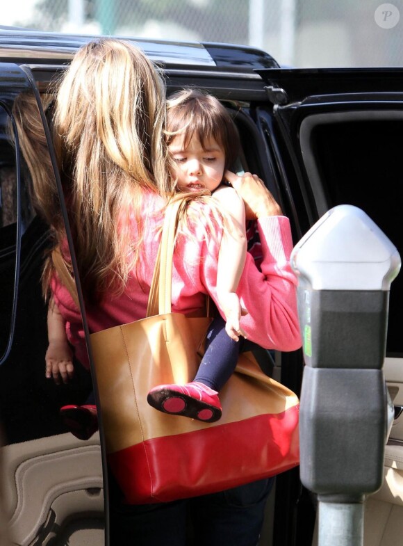 La jolie Denise Richards emmène sa fille adoptive Eloise chez le docteur. Photo prise à Santa Monica, le 6 février 2013.