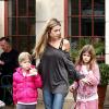 Denise Richards et ses filles Sam et Lola Sheen sous la pluie dans les rues de Los Angeles le 2 décembre 2012.