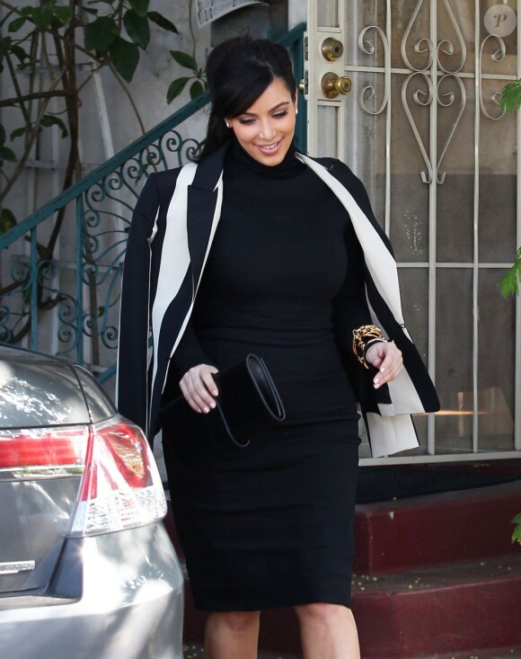Kim Kardashian, enceinte et souriante en dépit de la lenteur de son divorce. Los Angeles, le 6 février 2013.
