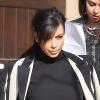 Kim Kardashian, enceinte, sort de chez elle pour aller déjeuner au restaurant Stanley's. Sherman Oaks, le 6 février 2013.
