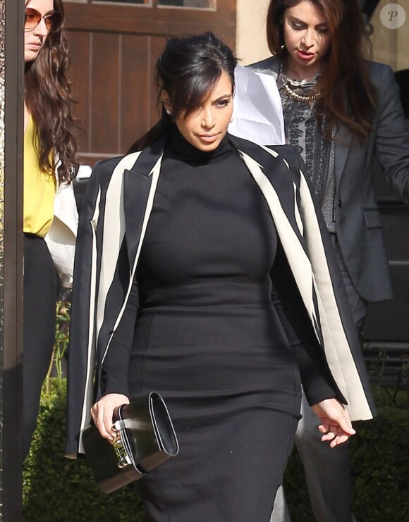 Kim Kardashian, enceinte, sort de chez elle pour aller déjeuner au restaurant Stanley's. Sherman Oaks, le 6 février 2013.