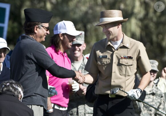 Andy Garcia change de chapeau au Monterey Peninsula Country Club lors du AT&T National Pro Am de Pebble Beach le 7 février 2013