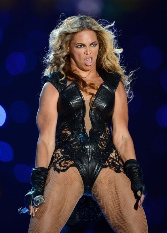 Beyoncé, dans une horrible grimace, a mis le feu à la mi-temps du Superbowl, le dimanche 3 février 2013 à la Nouvelle-Orléans.