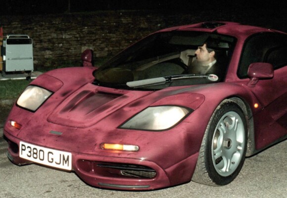 Rowan Atkinson au volant de son bolide McLaren, sort de chez chez le prince Charles, à Londres, le 15 novembre 1998.