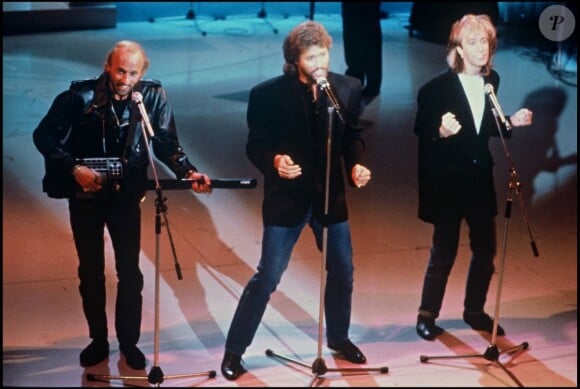 Les Bee Gees, formé par les frères Gibb, Maurice, Barry et Robin lors du Téléthon, le 6 décembre 1987.