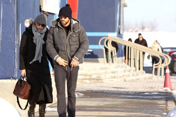 Blake Lively et son mari Ryan Reynolds, dans les rues de Sudbury au Canada, le 9 février 2013.