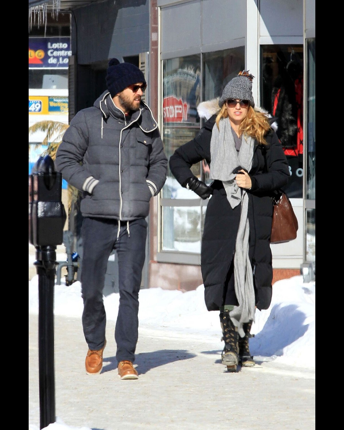 Vidéo Ryan Reynolds Et Sa Femme Blake Lively Lors Dun Séjour Au Canada Le 9 Février 2013 