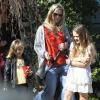 Jennie Garth promène son chien en compagnie de sa fille Fiona à Los Angeles le 9 février 2013.