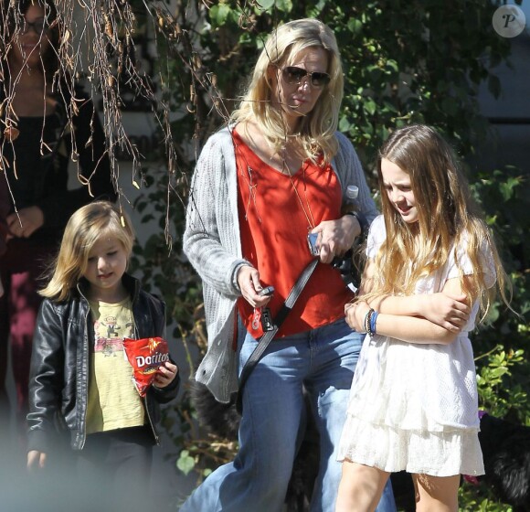 Jennie Garth promène son chien en compagnie de sa fille Fiona à Los Angeles le 9 février 2013.