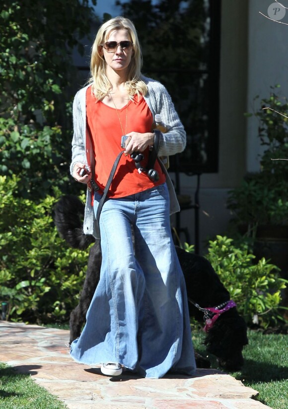 Jennie Garth promène son chien en compagnie de sa fille Fiona à Los Angeles le 9 février 2013. Son look hippie laisse franchement à désirer.