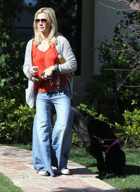Jennie Garth promène son chien en compagnie de sa fille Fiona à Los Angeles le 9 février 2013.
