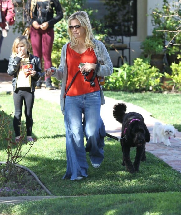 Jennie Garth, particulièrement mal habillée, promène son chien en compagnie de sa fille Fiona à Los Angeles le 9 février 2013.