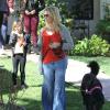 Jennie Garth promène son chien en compagnie de sa fille Fiona à Los Angeles le 9 février 2013.