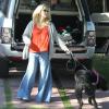Jennie Garth promène son chien avec sa fille Fiona à Los Angeles le 9 février 2013.