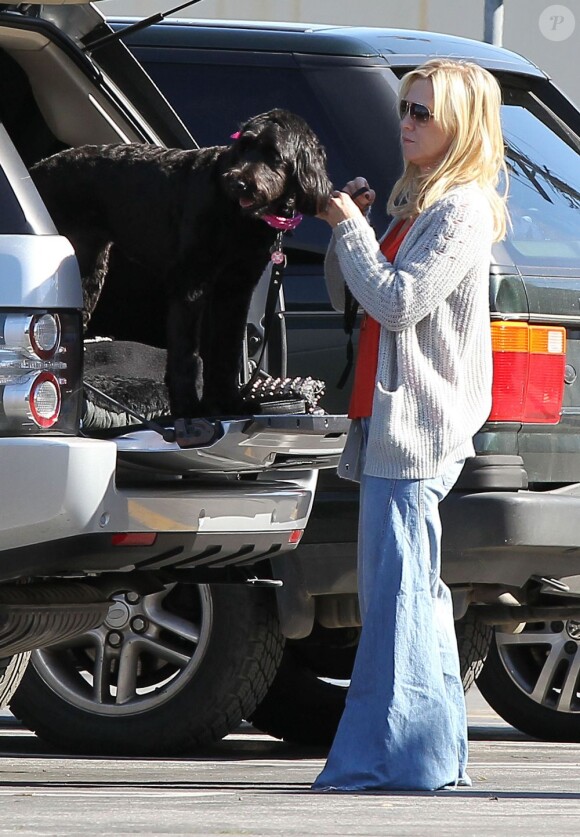 Jennie Garth promène son chien en compagnie de sa fille Fiona à Los Angeles le 9 février 2013.