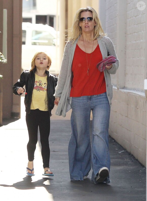 Jennie Garth promène son chien en compagnie de sa fille Fiona à Los Angeles le 9 février 2013.