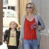 L'actrice Jennie Garth promène son chien en compagnie de sa fille Fiona à Los Angeles le 9 février 2013.