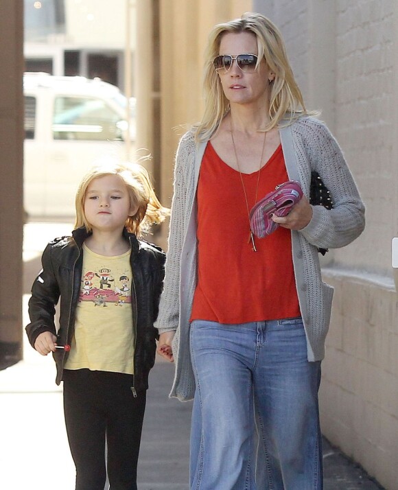 L'actrice Jennie Garth promène son chien en compagnie de sa fille Fiona à Los Angeles le 9 février 2013.