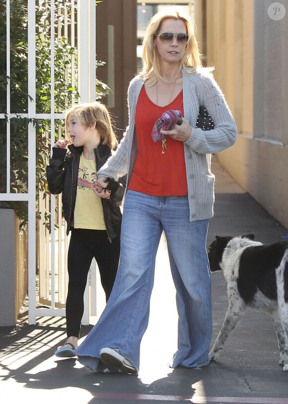 Jennie Garth promène son chien en compagnie de sa fille Fiona à Los Angeles le 9 février 2013.