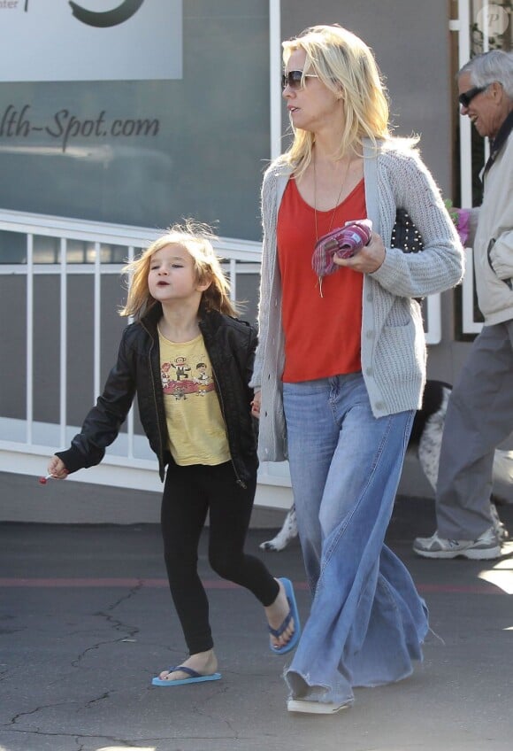 Jennie Garth promène son chien en compagnie de sa fille Fiona à Los Angeles le 9 février 2013.