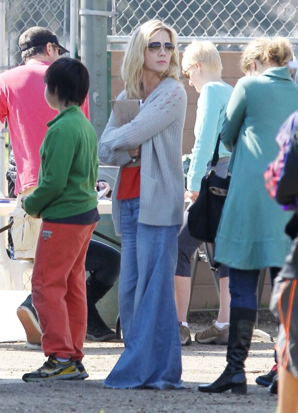 Jennie Garth promène son chien en compagnie de sa fille Fiona à Los Angeles le 9 février 2013.