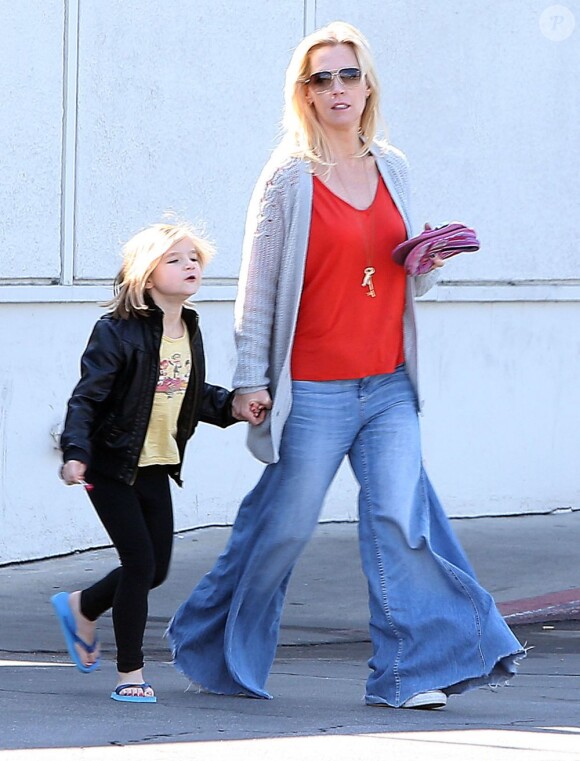 Jennie Garth promène son chien en compagnie de sa fille Fiona à Los Angeles le 9 février 2013.