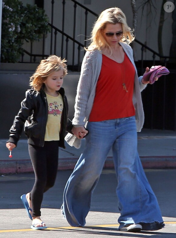 Jennie Garth promène son chien en compagnie de sa fille Fiona à Los Angeles le 9 février 2013.