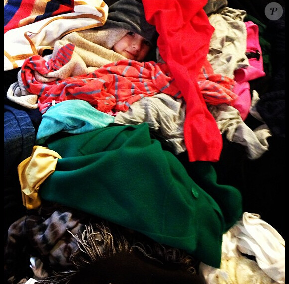 Jennie Garth a posté dimanche 10 février une photo de sa fille Fiona cachée sous une pile de vêtements.