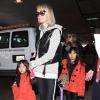 Laeticia Hallyday et ses filles, Jade et Joy, arrivent à Los Angeles, le 10 février 2013. Les fillettes sont habillées pareil.