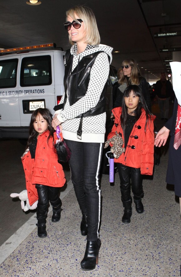 Laeticia Hallyday et ses filles, Jade et Joy, arrivent à Los Angeles, le 10 février 2013. Les fillettes sont habillées pareil.