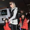 Laeticia Hallyday et ses filles arrivent à Los Angeles, le 10 février 2013. Les fillettes sont habillées pareil.