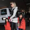 Laeticia Hallyday et ses adorables fillettes, Jade et Joy, arrivent à Los Angeles, le 10 février 2013. Les fillettes sont habillées pareil.