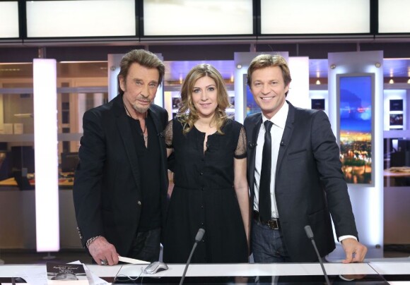 Exclu : Johnny Hallyday, Amanda Sthers et Laurent Delahousse sur le plateau du JT de France 2, le 9 février 2013.