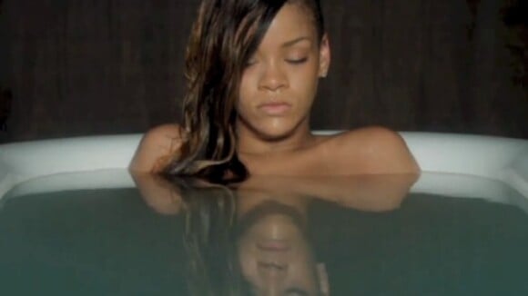 Rihanna : Boudeuse et nue dans son bain pour le clip de 'Stay'