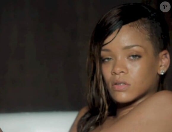 Rihanna dans son clip 'Stay'.