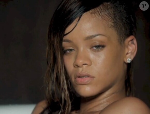 Rihanna dans son clip 'Stay'. La vidéo a été réalisée en un plan séquence.